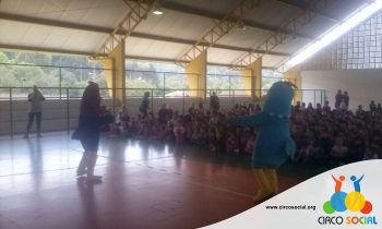 escola-ana-zornig-recebe-a-visita-do-circo-social-26