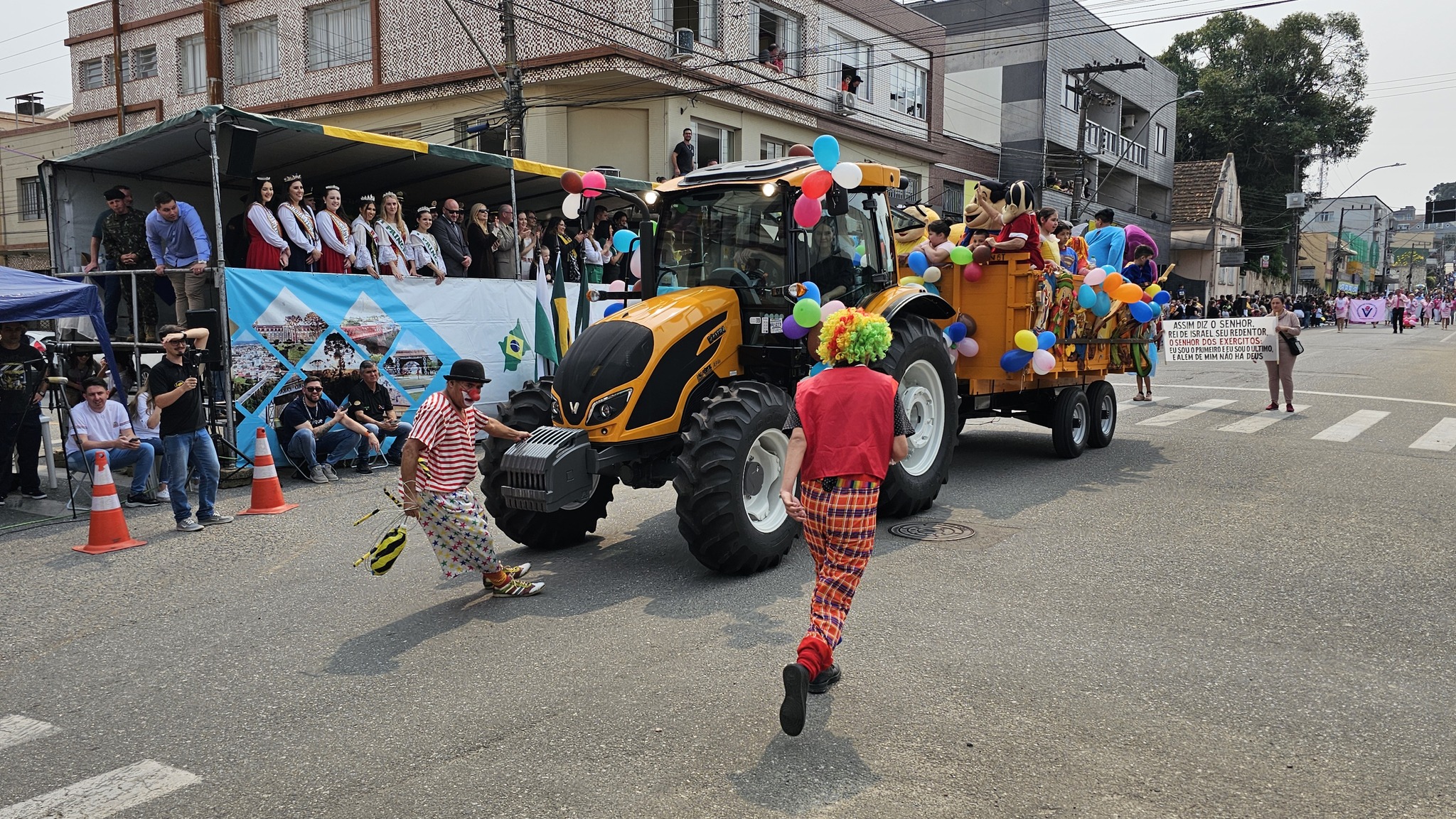 circo-social-no-desfile-civico-2024-27