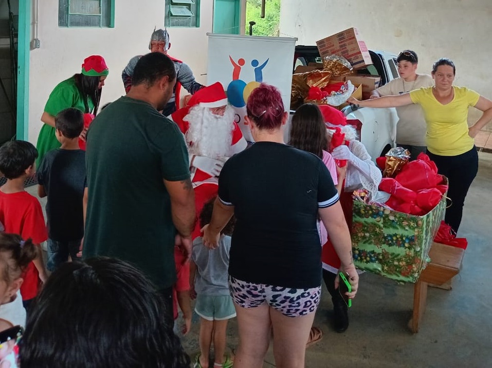 natal-do-circo-social-2024-atende-mais-de-3-mil-criancas-em-riomafra-9